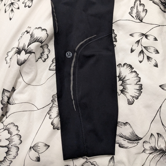Lululemon Base Pace High-Rise Reflective Tight 25"Black, Size 6 - Picture 9 of 10